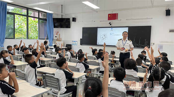 圖6：同學踴躍舉手回答問題.jpg