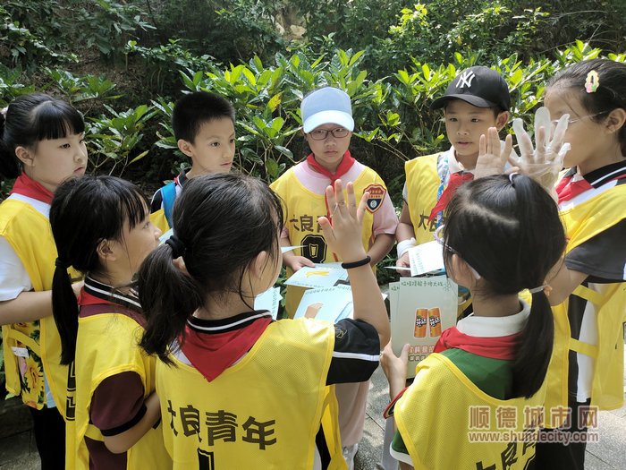 巡林志愿隊成員齊心協力完成打卡任務.jpg