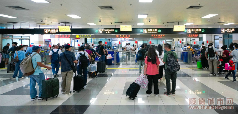 9月29日中午13時，從香港入境順德的旅客在順德客運港入境大廳排隊候檢.jpg