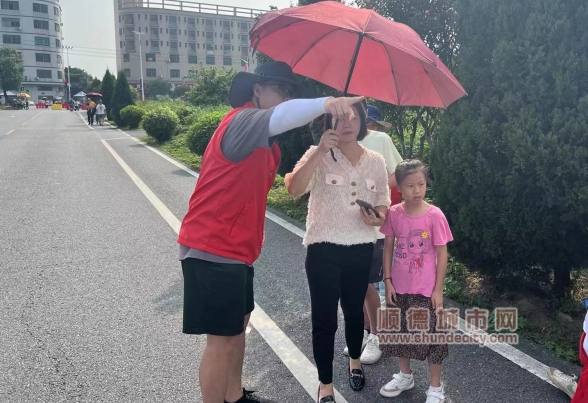 領崗黨員為游客提供路線指引服務_副本.jpg