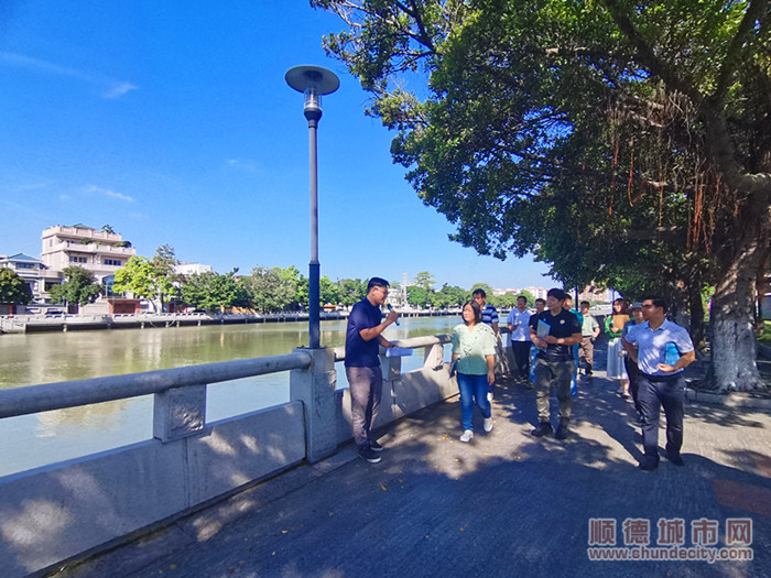 大眾評審現場調研，對河涌進行打分并建言獻策。 (1).jpg