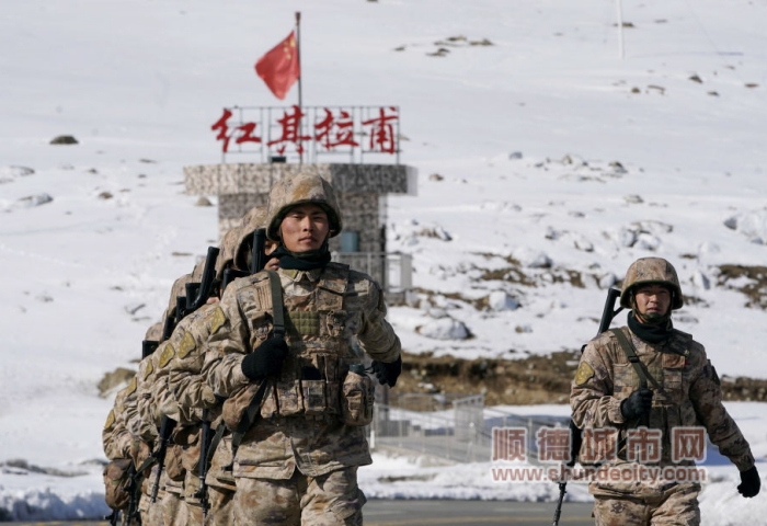 邊防連戰(zhàn)士在國門巡邏_副本.jpg