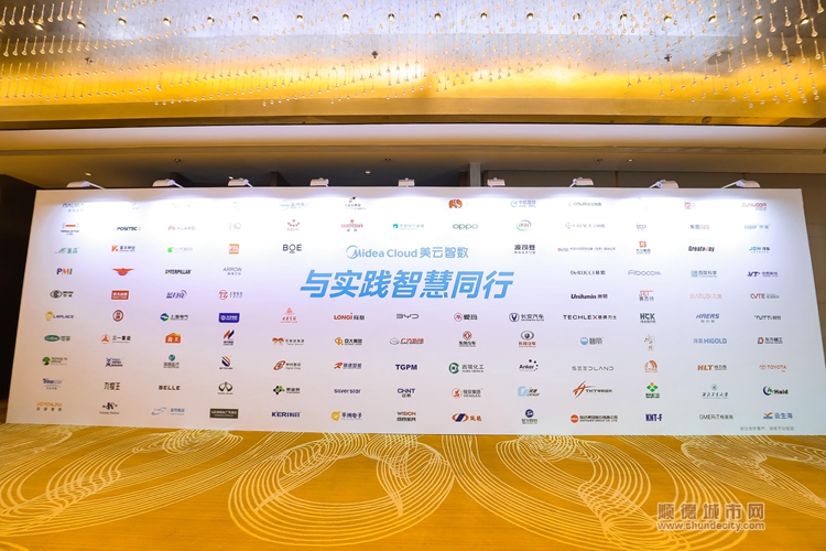 美擎五大場景解決方案發布現場展區.jpg