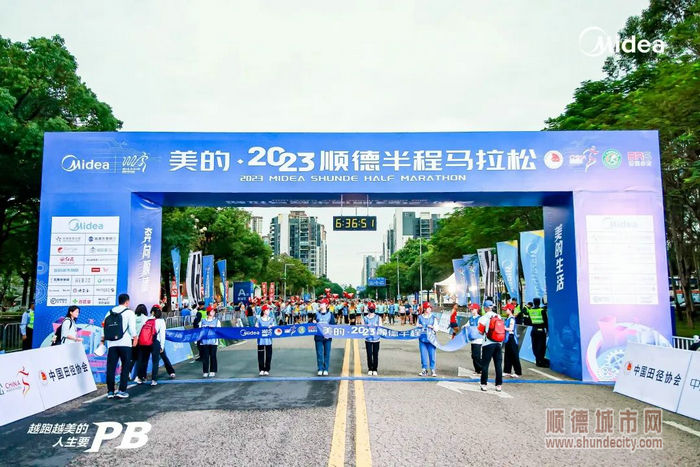 賽事終點(diǎn)的志愿者。.jpg