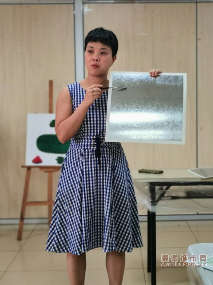 藝術(shù)家楊美艷到倫教提供公益教學(xué)。.png