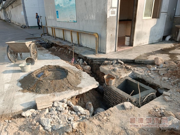 園區(qū)開(kāi)展管道雨污分流改造施工2_副本.jpg