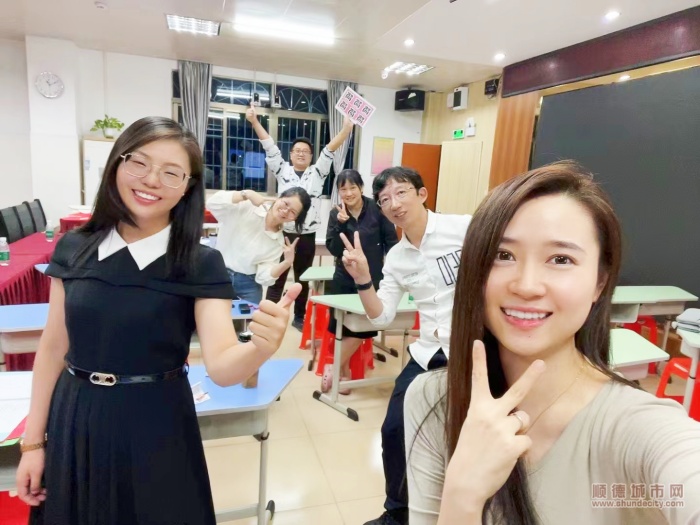 圖片3：比賽前一晚團隊備戰(zhàn)_副本.jpg