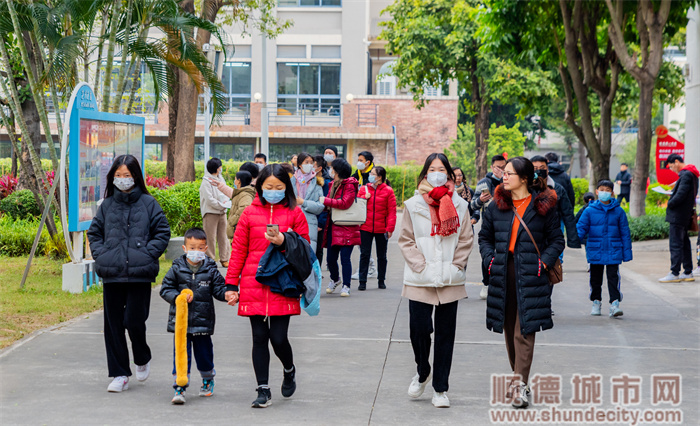 家長漫步在校園.jpg