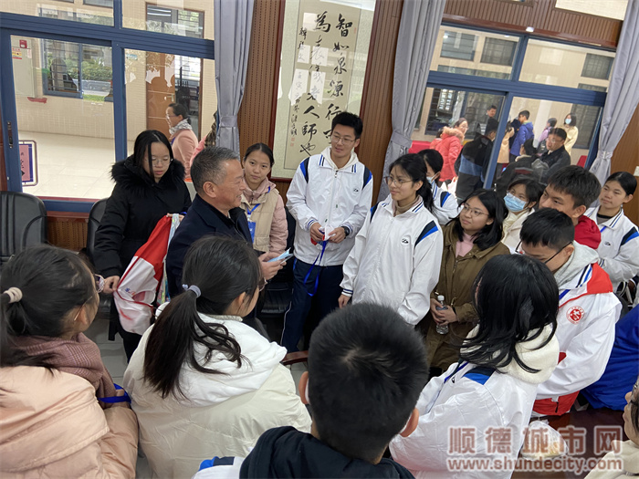 謝書記接受咨詢.jpg