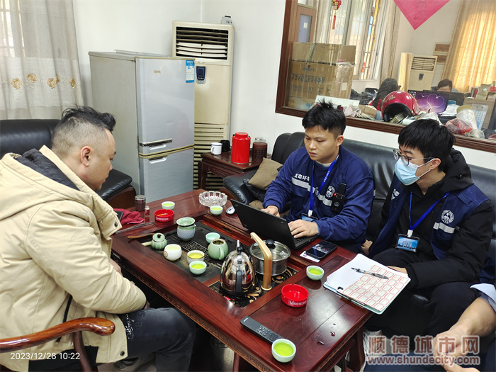 2名新進執法人員認真負責地開展執法工作，展現執法擔當。.jpg