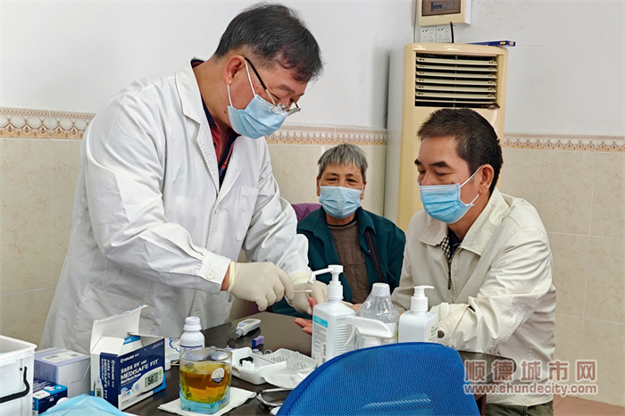 為長者提供測量血壓、血糖等醫療輔助服務。（攝影：劉遠雄）.jpg