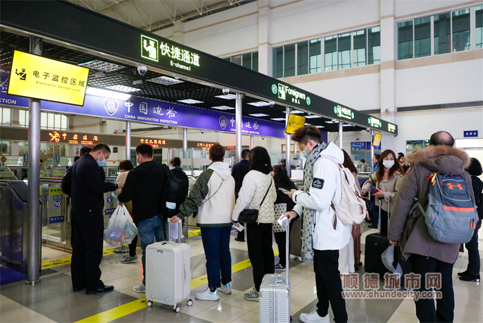 春運(yùn)首日，順德客運(yùn)港迎來航班增加后首個(gè)出入境客流小高峰.jpg
