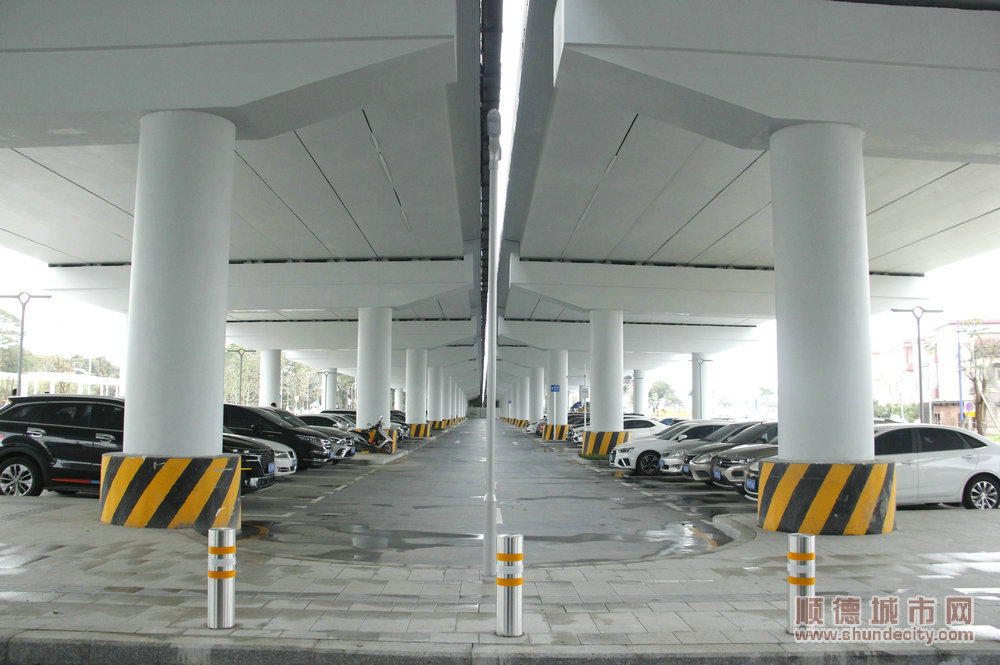 007橋下空間打造成休閑空間、停車場。.JPG