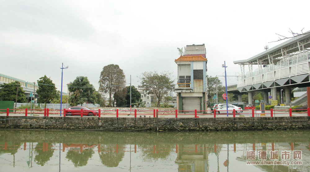 010南廣場將繼續建設。.JPG