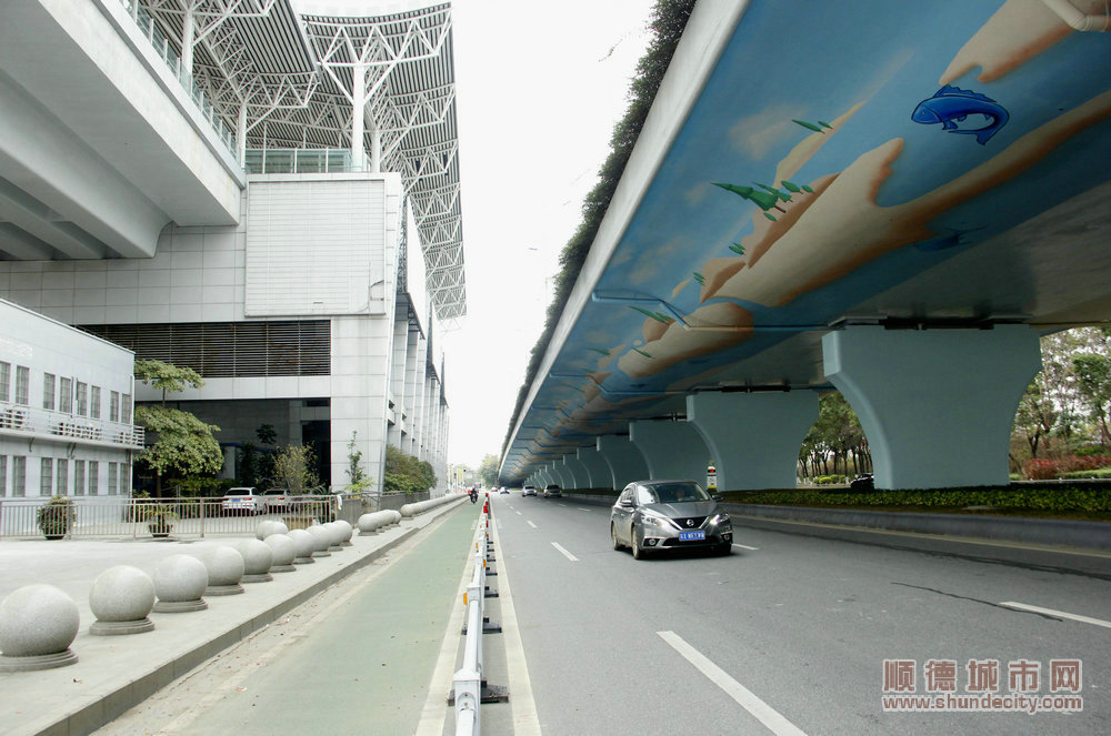 橋下空間成為風景線。 (1).JPG