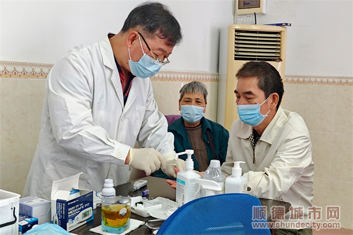 為長(zhǎng)者提供測(cè)量血壓、血糖等醫(yī)療輔助服務(wù)。.jpg