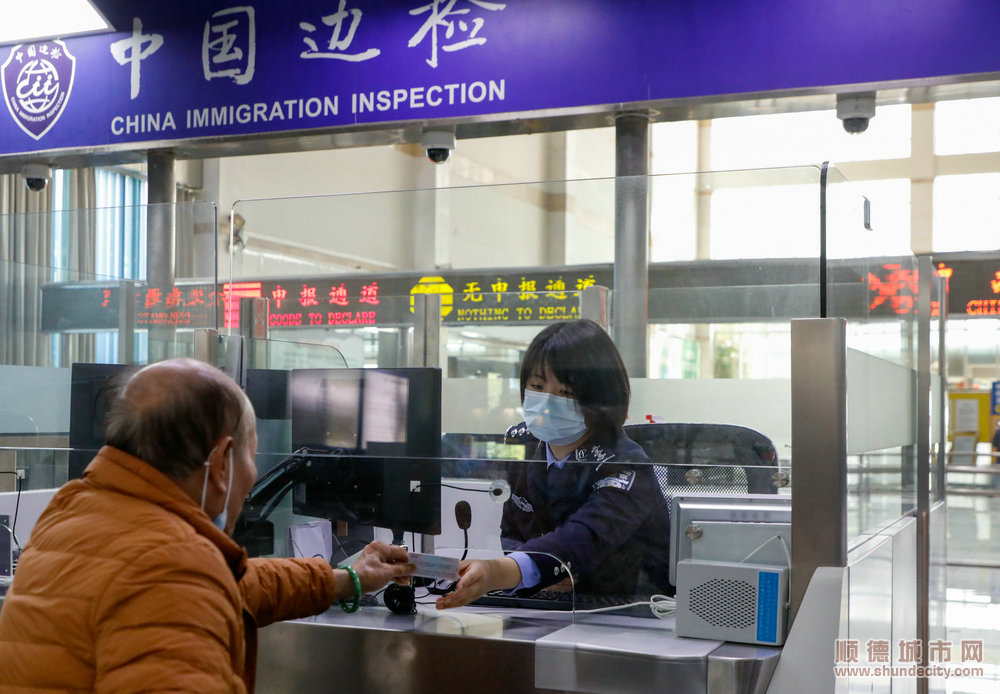 順德邊檢站為旅客提供便捷溫馨通關服務.jpg