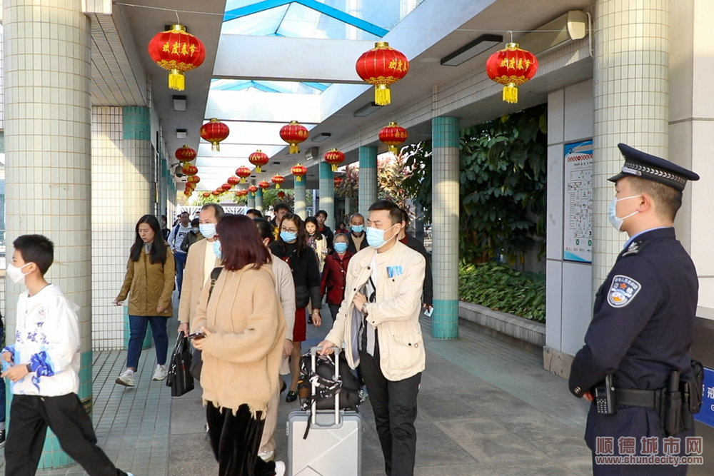 順德邊檢站增加現場執勤、服務、咨詢等崗位警力應對客流高峰.jpg