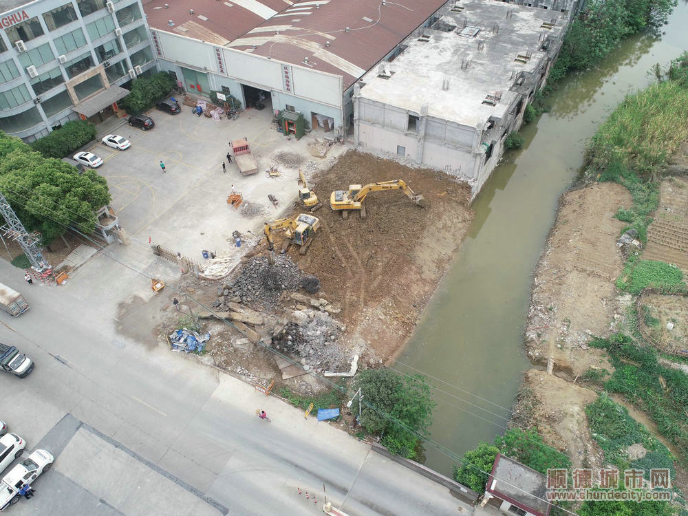 一棟11層大樓被拆除。.jpg