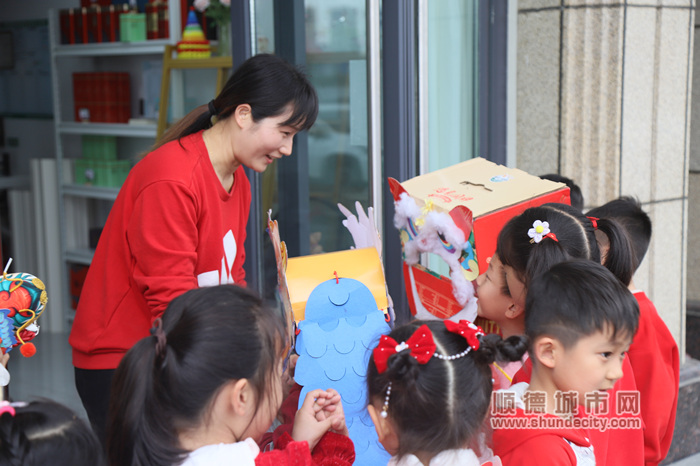 孩子們到幼兒園周邊店鋪拜年_副本.jpg