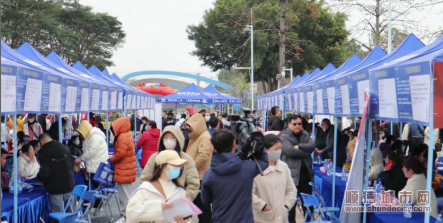 3000余人進場應聘。.jpg