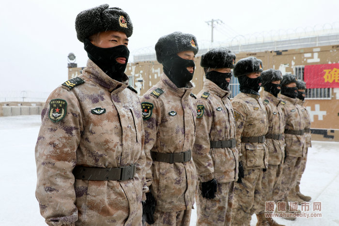 在海拔4500米之上，在風雪中，他們依舊軍姿挺拔。.jpg
