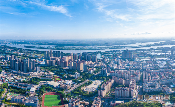 1、均安鎮(zhèn)正乘著“百千萬(wàn)工程”的東風(fēng)，錨定“奮力建成粵港澳大灣區(qū)宜居宜業(yè)宜游宜養(yǎng)的精致小城”的目標(biāo)不斷在點(diǎn)上發(fā)力，助推鎮(zhèn)域風(fēng)貌煥新蝶變。（攝影：甘培田）.jpg