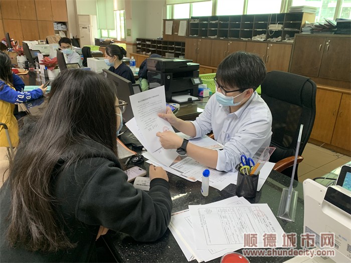 前臺窗口工作人員細心為辦事群眾答疑.jpg