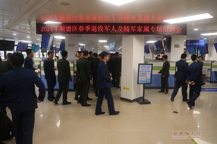 政策服務攤位吸引眾多退役軍人前來咨詢。.jpg