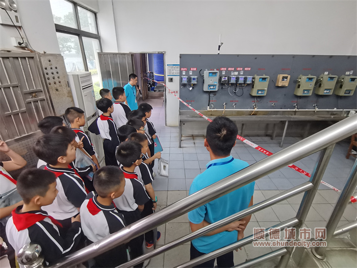 來自均安富教小學的學生們參觀自來水廠.jpg
