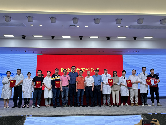 第二批健康副廠長(zhǎng)聘任儀式：企業(yè)聘任專(zhuān)科醫(yī)師何龍枝、麥永升、曹慧銘、李慧萍、吳彬彬、伍宇豪為健康副廠長(zhǎng).jpg
