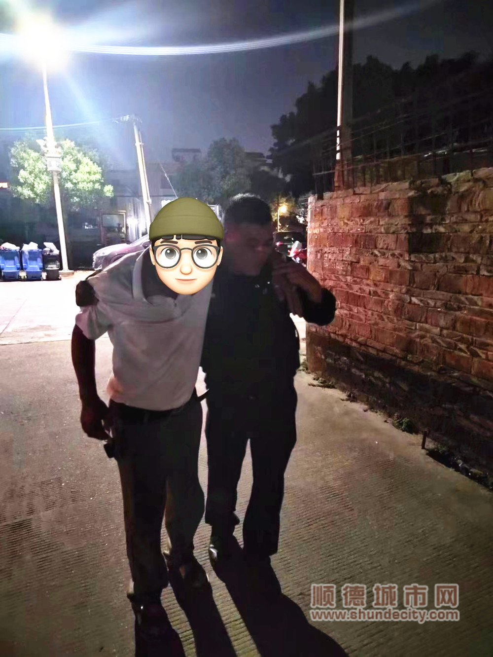 輔警扶醉漢回家_副本.jpg
