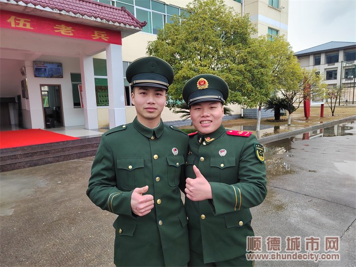 弼教梁杰聰（左一）.jpg