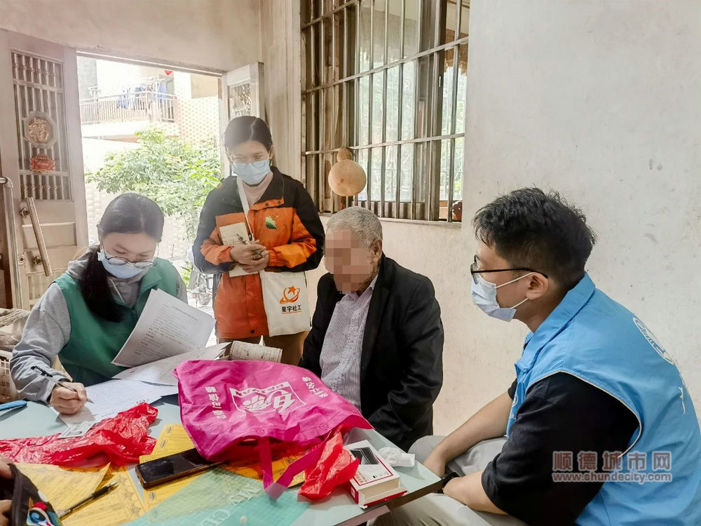 健共體醫(yī)生入戶為金叔進行身體評估和溝通陪診方案.jpg