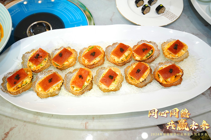 魚子醬化皮金豬。.jpg