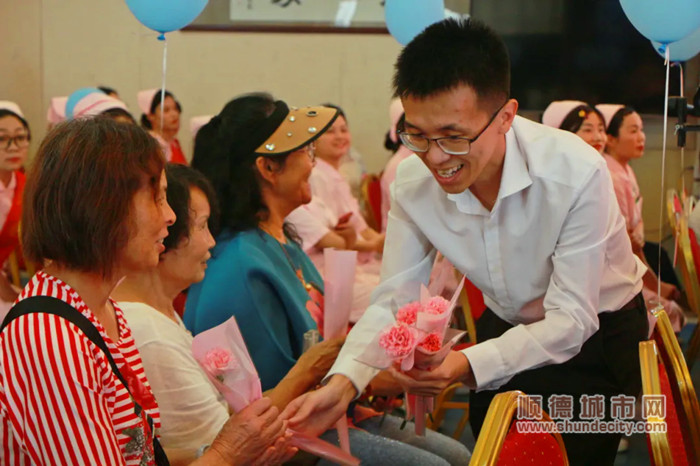 向退休護理人員贈送鮮花。.jpg