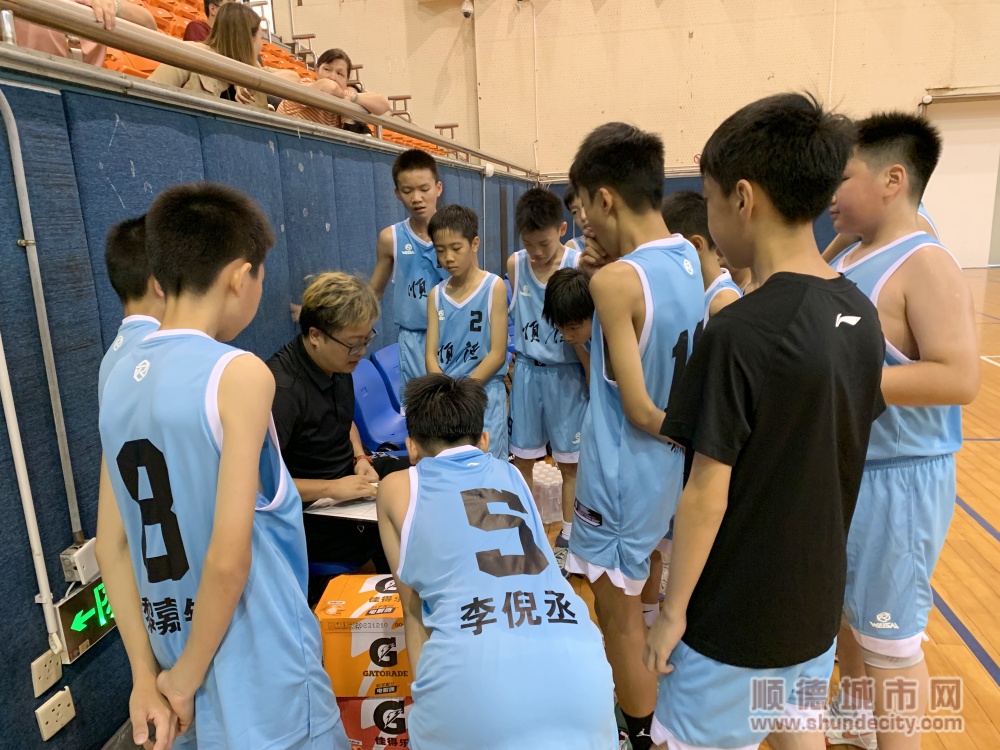 教練根據賽況調整作戰策略.jpg
