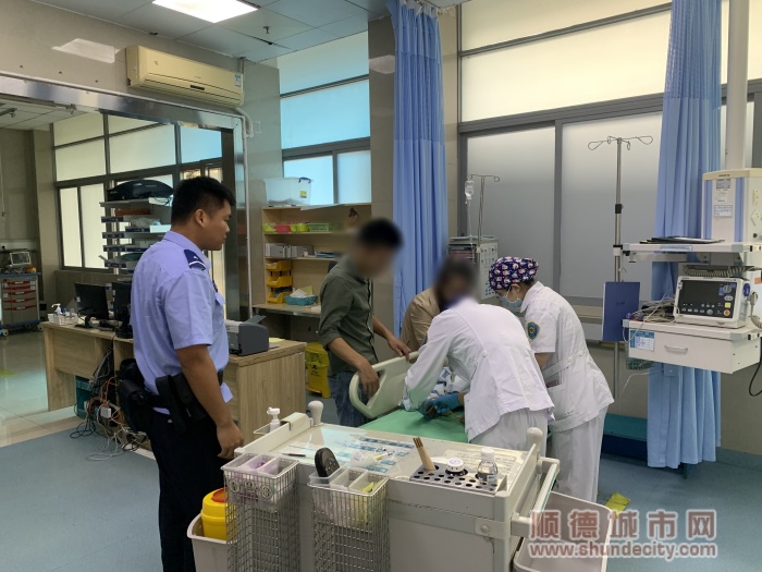 順利將孩子送往醫院開展救治.jpg