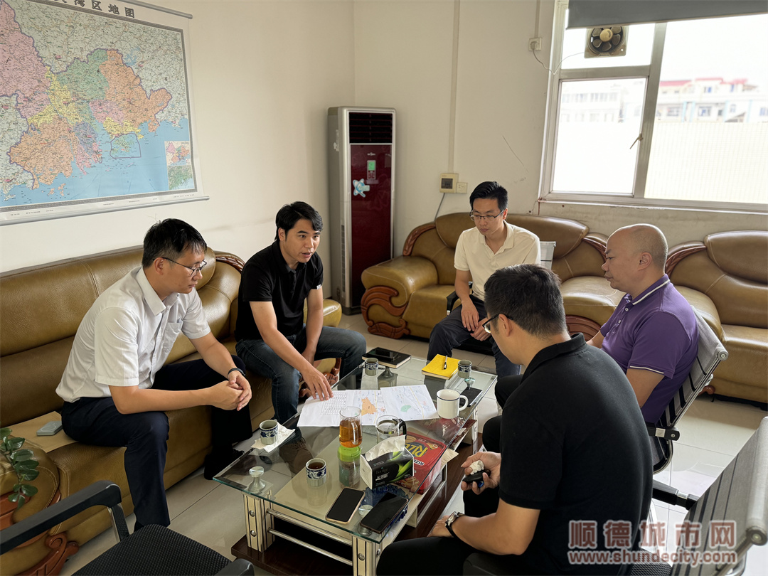 “職業經理人”張君健（左一）參與三華社區工作。.jpg