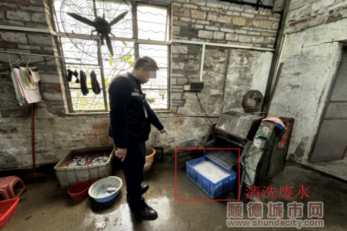 執法人員檢查發現清洗廢水的圖片_副本.png