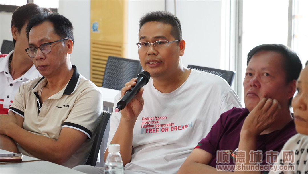 議事會現場村民認真聽講，踴躍提出意見建議.jpg