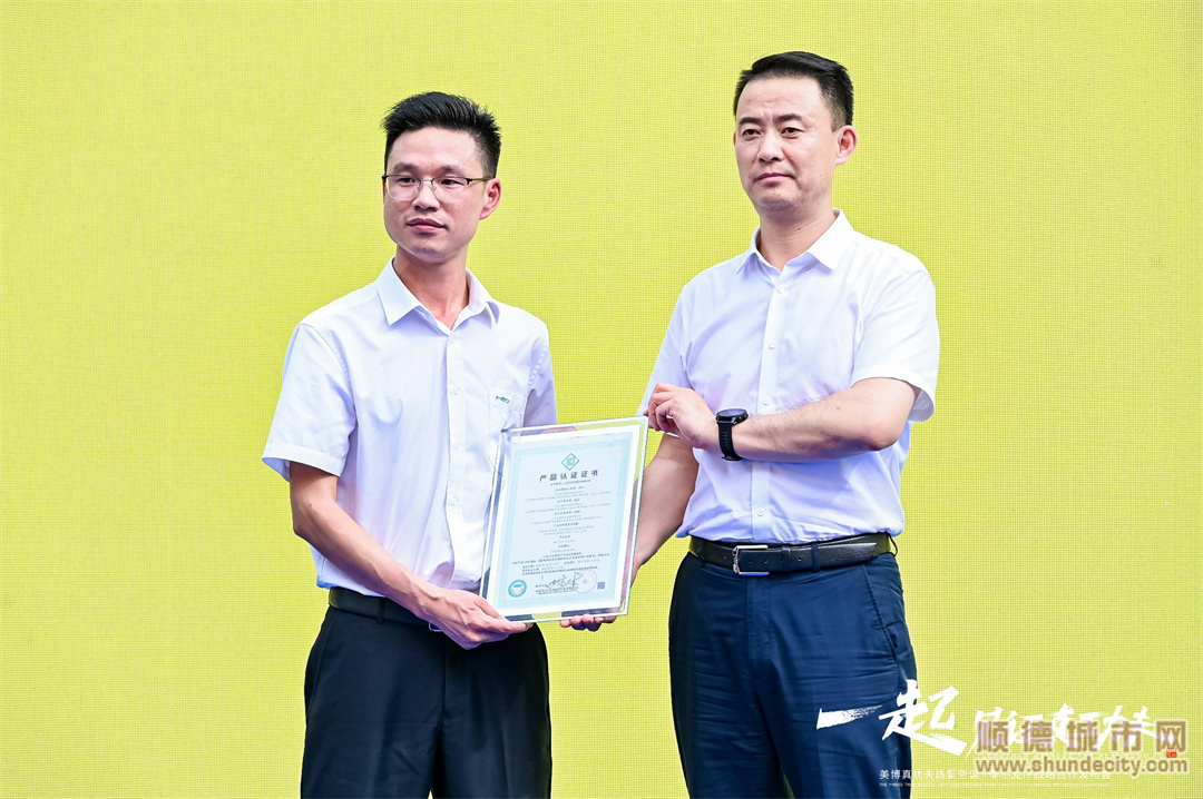 頒證書.jpg