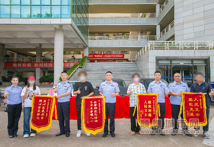 群眾送錦旗_副本.jpg