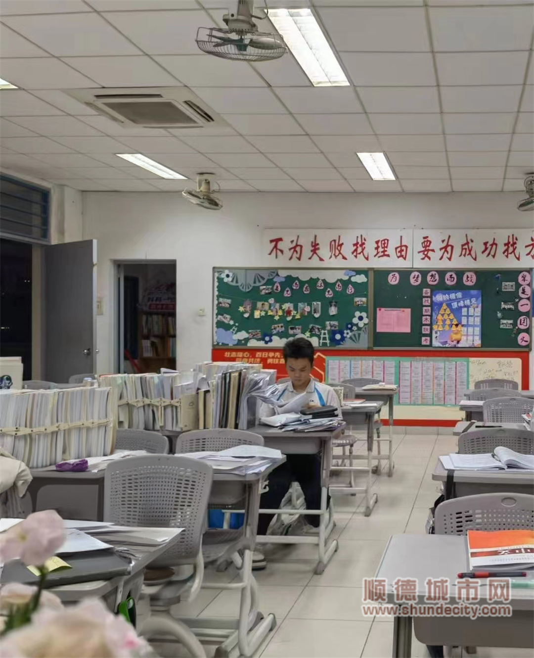 晚修后獨自一人學習.png