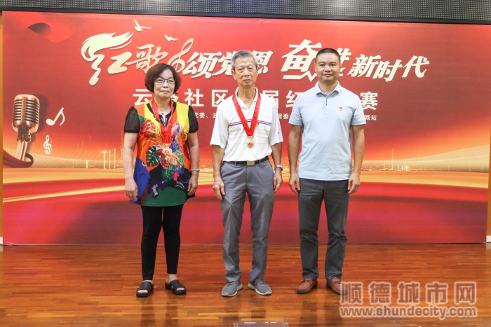 頒發“光榮在黨50年”紀念章_副本.jpg