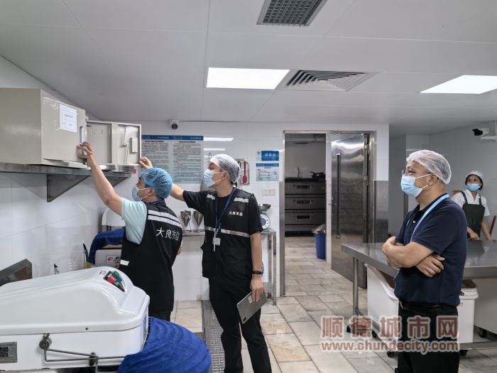 1大良市場監管所聯合街道紀監辦、教育辦對供餐食堂開展事前監督檢查。_副本.jpg