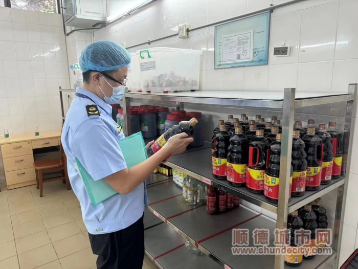 3中考期間，駐點監管人員對庫存食品進行檢查_副本.jpg