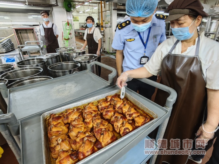 5監管人員對成品進行中心溫度監測_副本.jpg