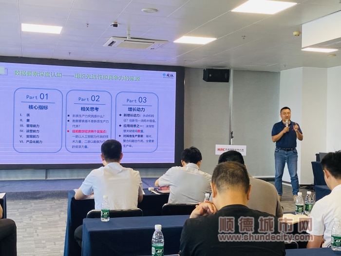 劉佳總經(jīng)理解讀綠色低碳賽題指南，輔導(dǎo)編制參賽材料_副本.jpg