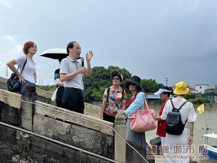 圖4 學(xué)者李健明在見龍橋進(jìn)行講解.jpg